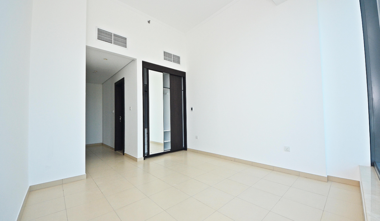 Central Modern 3 Bed with Panoramic Marina View-14