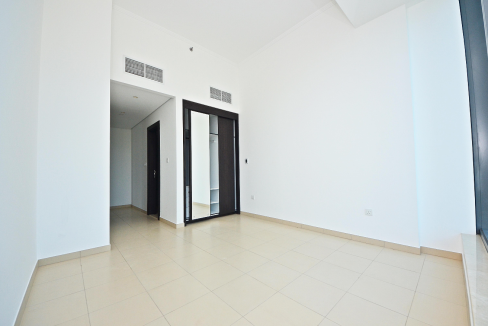 Central Modern 3 Bed with Panoramic Marina View-14