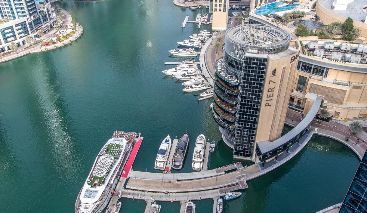 Central Modern 3 Bed with Panoramic Marina View-4