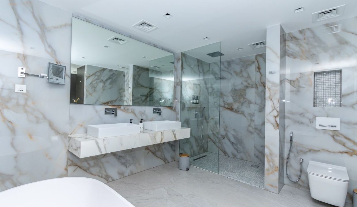 Luxury   3BR Fully Upgraded & Furnished-14