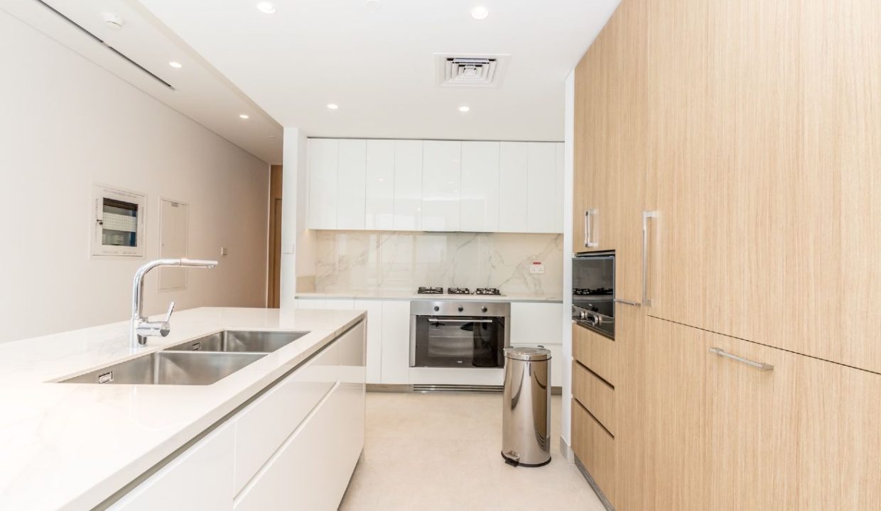 Elegant 3-Bedroom Apartment in Ellington House-5