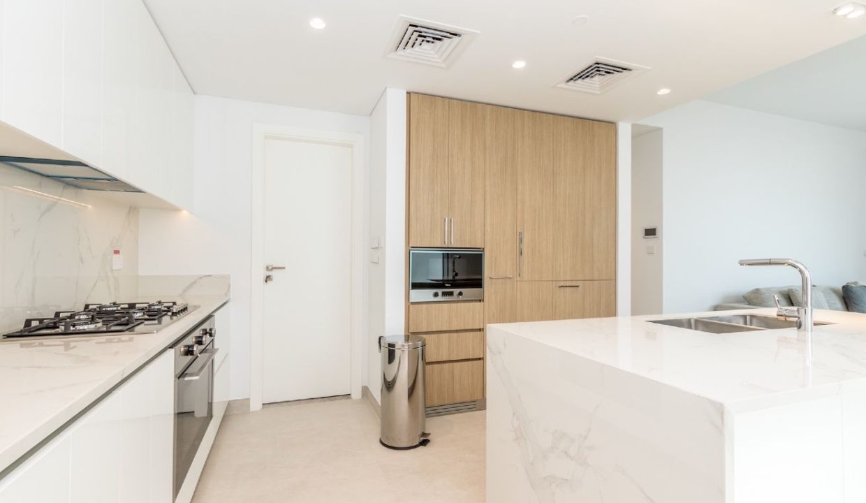 Elegant 3-Bedroom Apartment in Ellington House-6