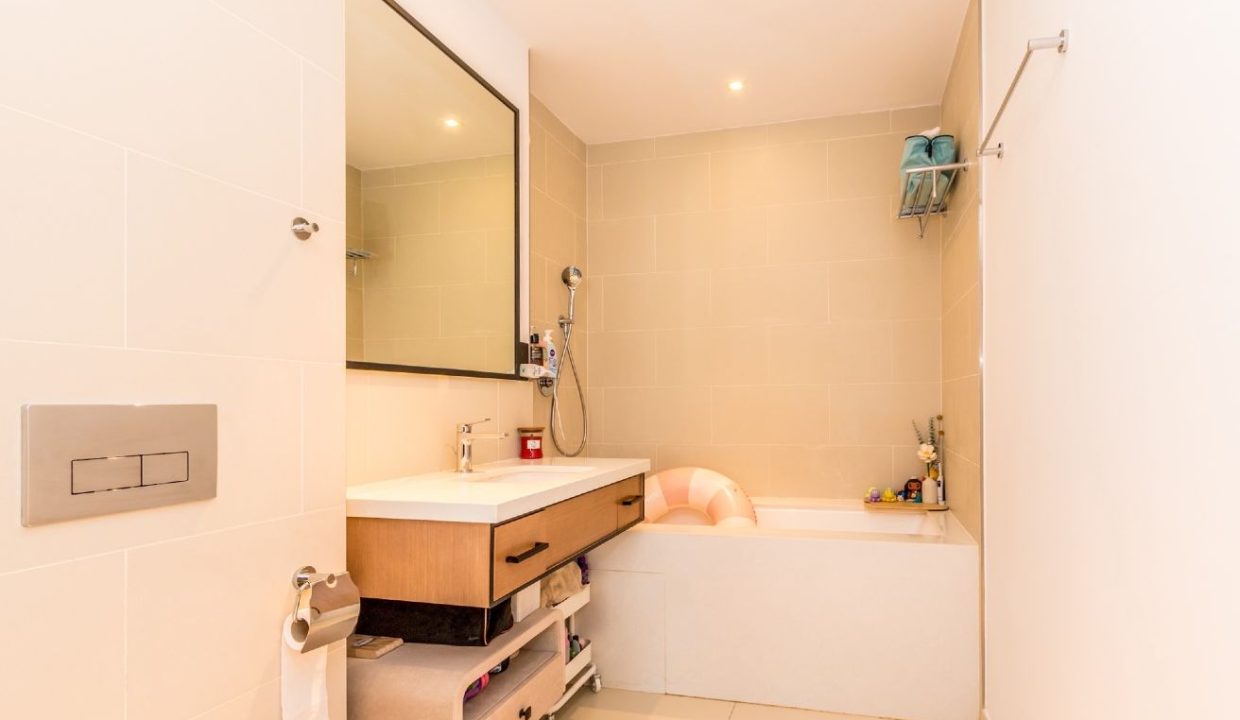 Luxurious 2-Bedroom Apartment in Vida Residence-17