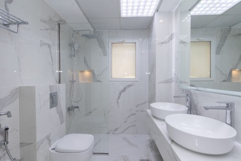 Amazing Lake-View | Fully Upgraded | Lush Garden-14