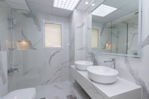 Amazing Lake-View | Fully Upgraded | Lush Garden-15