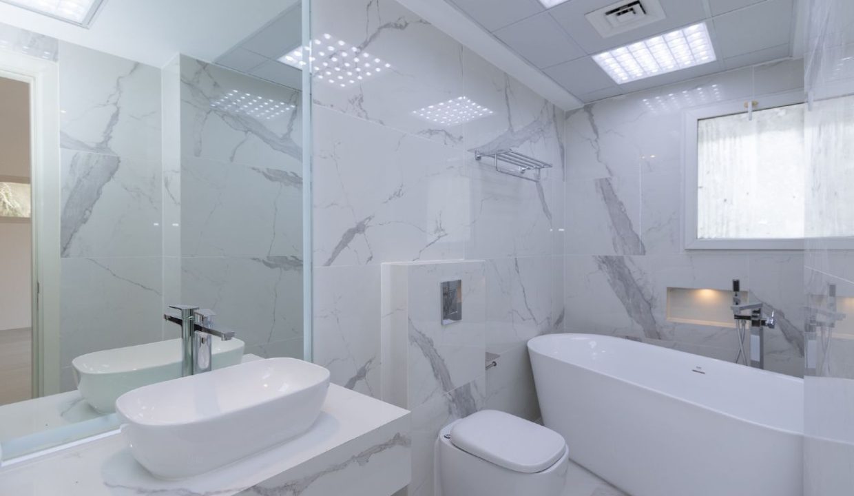 Amazing Lake-View | Fully Upgraded | Lush Garden-22