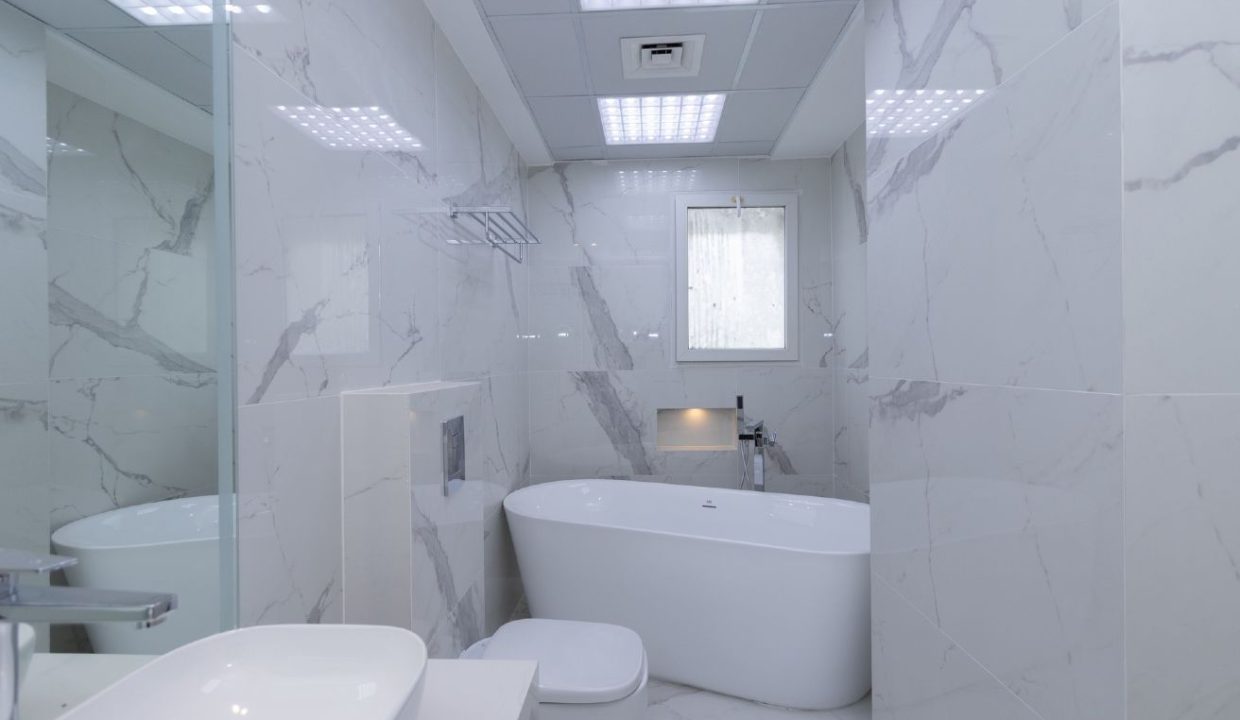 Amazing Lake-View | Fully Upgraded | Lush Garden-23