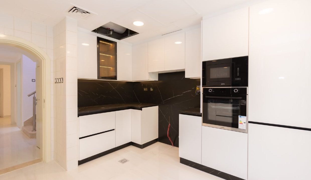 Amazing Lake-View | Fully Upgraded | Lush Garden-24