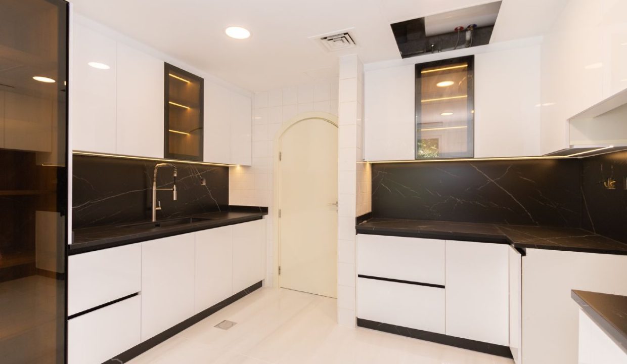 Amazing Lake-View | Fully Upgraded | Lush Garden-25