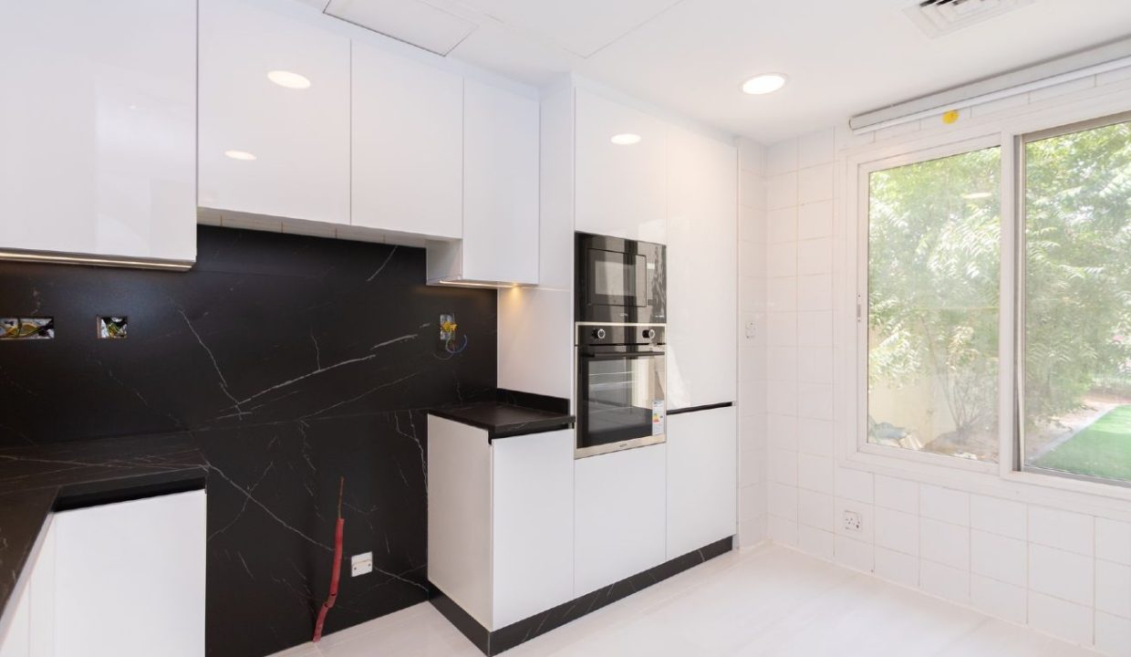 Amazing Lake-View | Fully Upgraded | Lush Garden-26