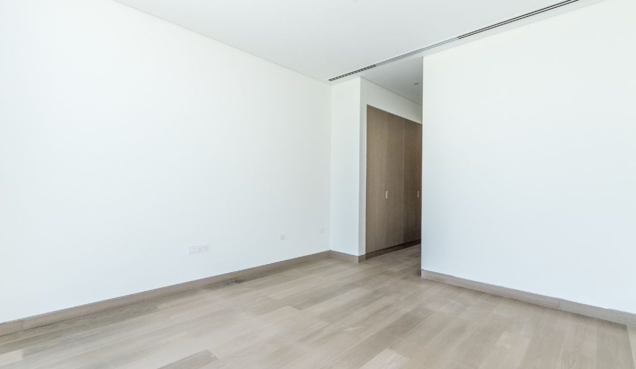 Elegant 4BR Penthouse with Panoramic Lagoon View-16