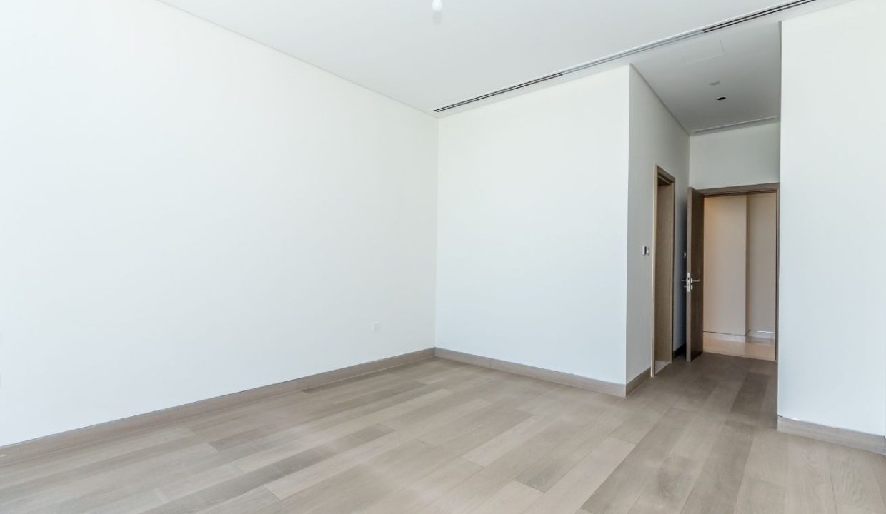 Elegant 4BR Penthouse with Panoramic Lagoon View-18