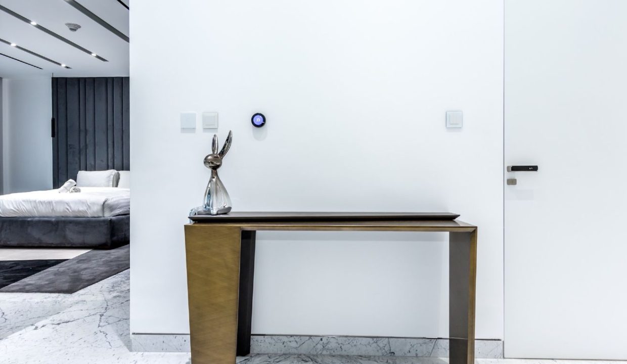 Elegant 3-Bedroom Apartment in Ellington House-8