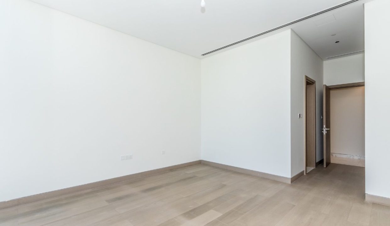 Elegant 4BR Penthouse with Panoramic Lagoon View-20