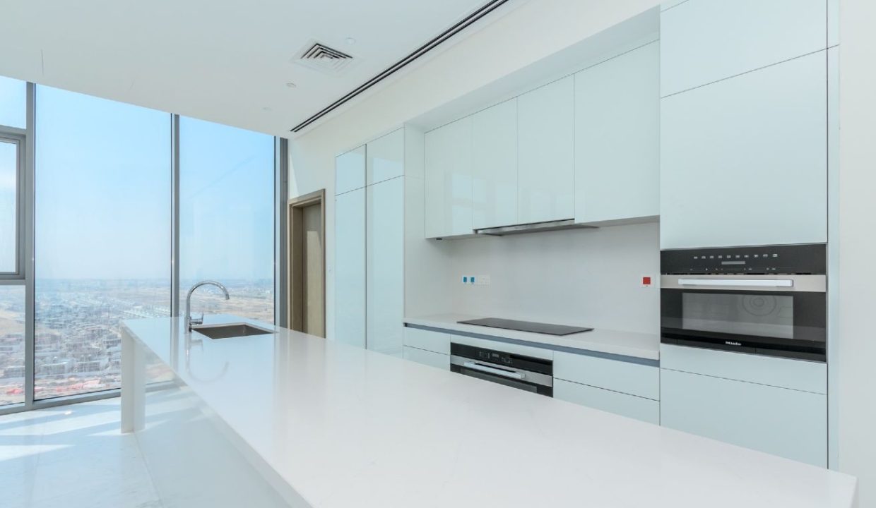 Elegant 4BR Penthouse with Panoramic Lagoon View-8