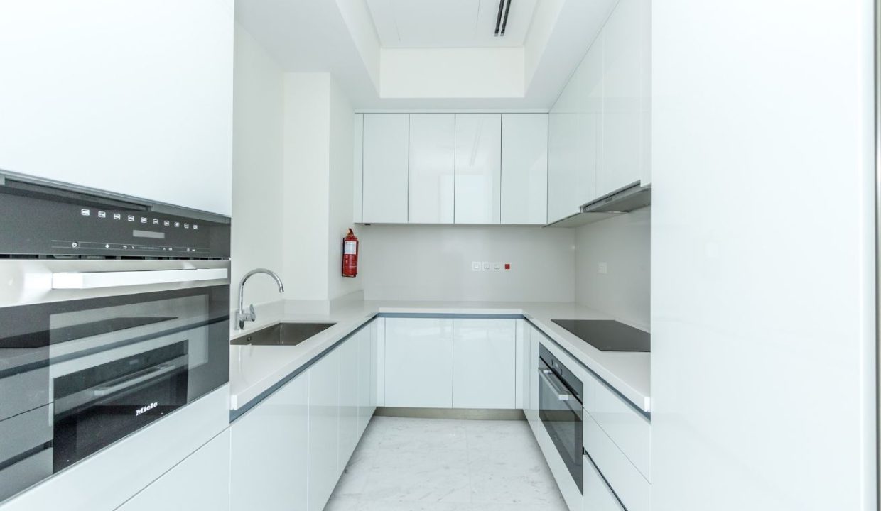 Elegant 4BR Penthouse with Panoramic Lagoon View-9