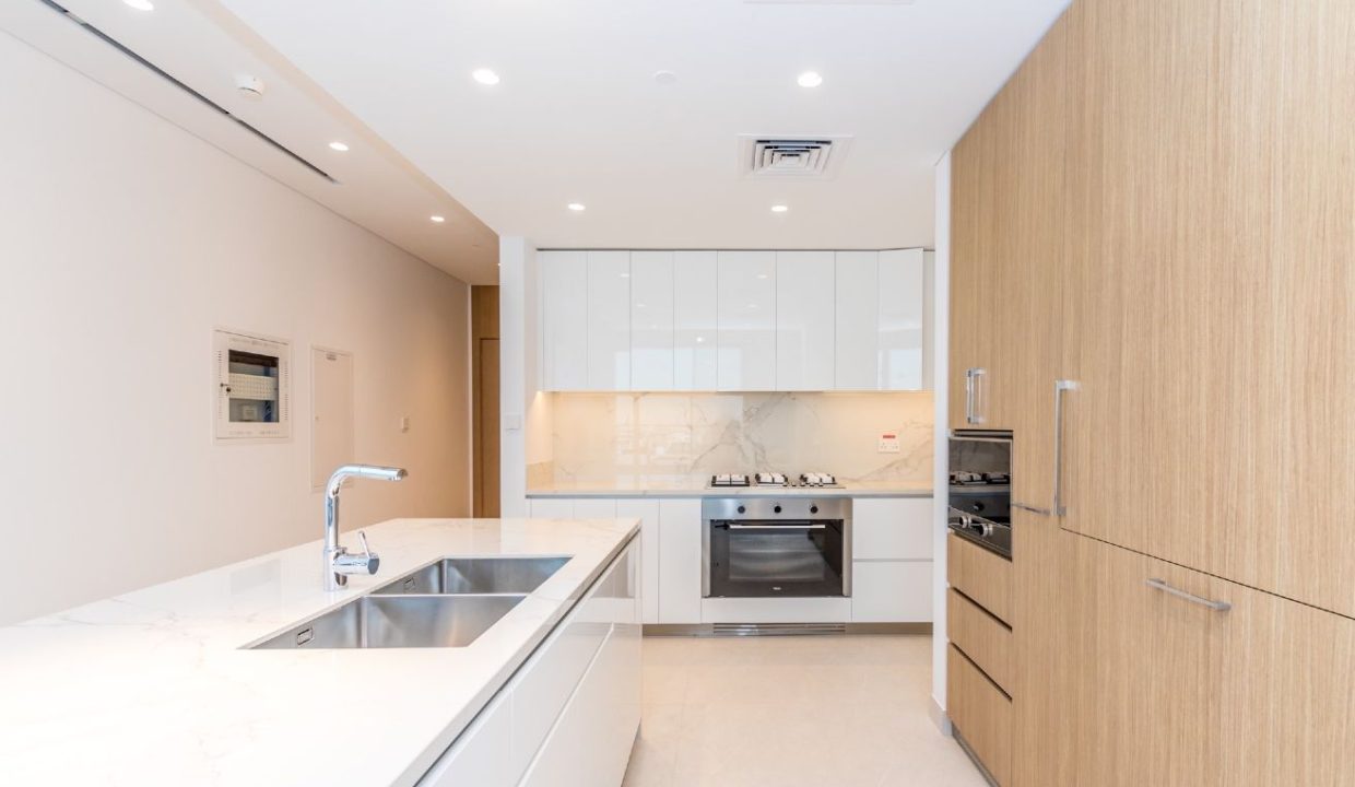 Elegant 3-Bedroom Apartment in Ellington House-4