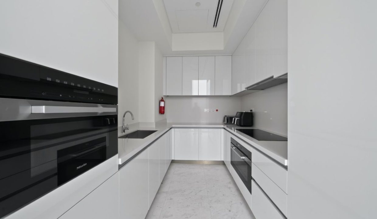 Elegant 4BR Penthouse with Panoramic Lagoon View-19