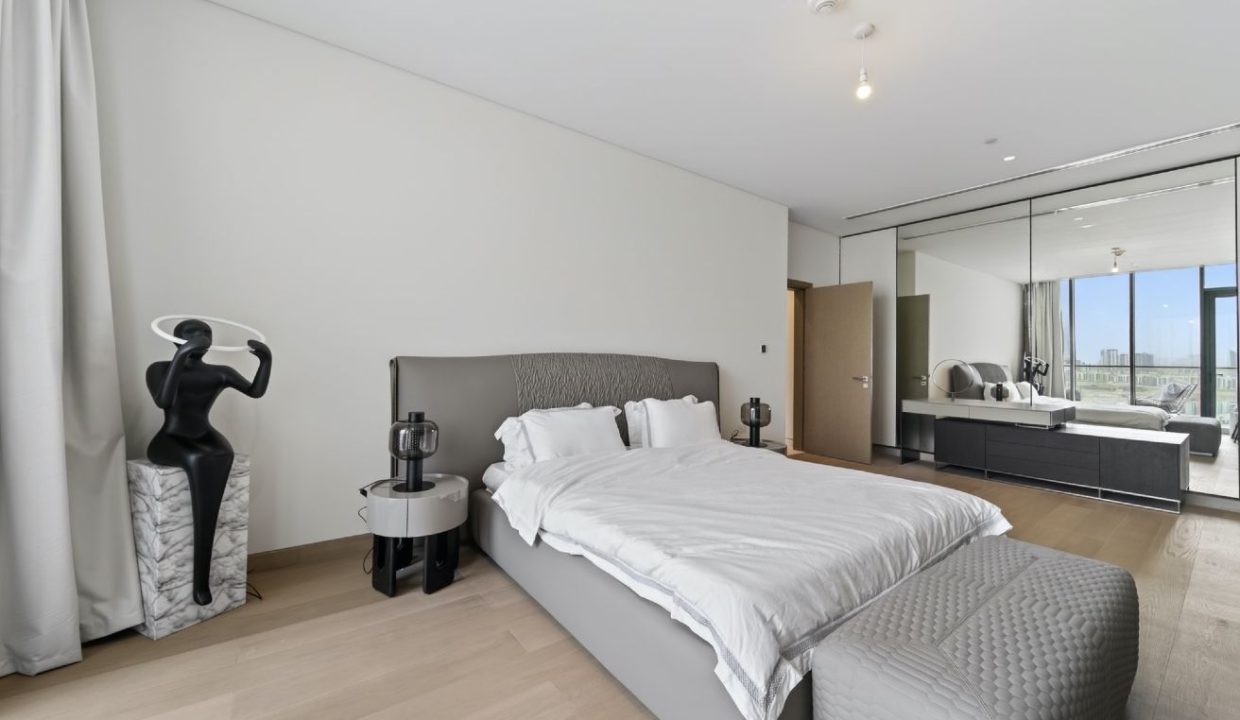 Elegant 4BR Penthouse with Panoramic Lagoon View-3