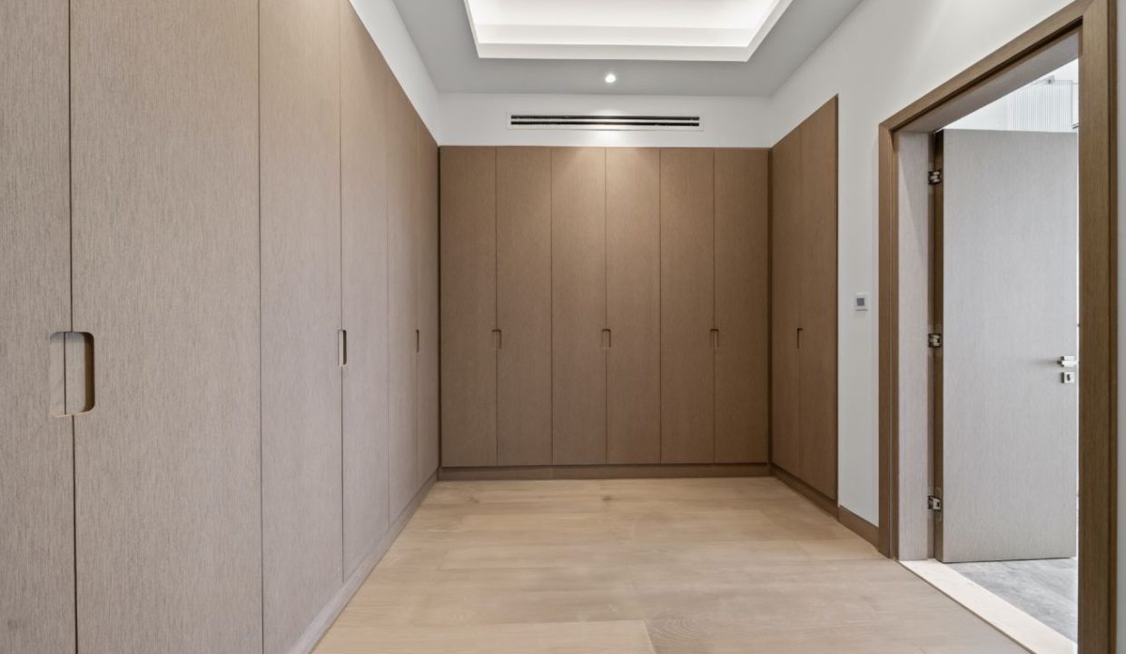 Elegant 4BR Penthouse with Panoramic Lagoon View-26