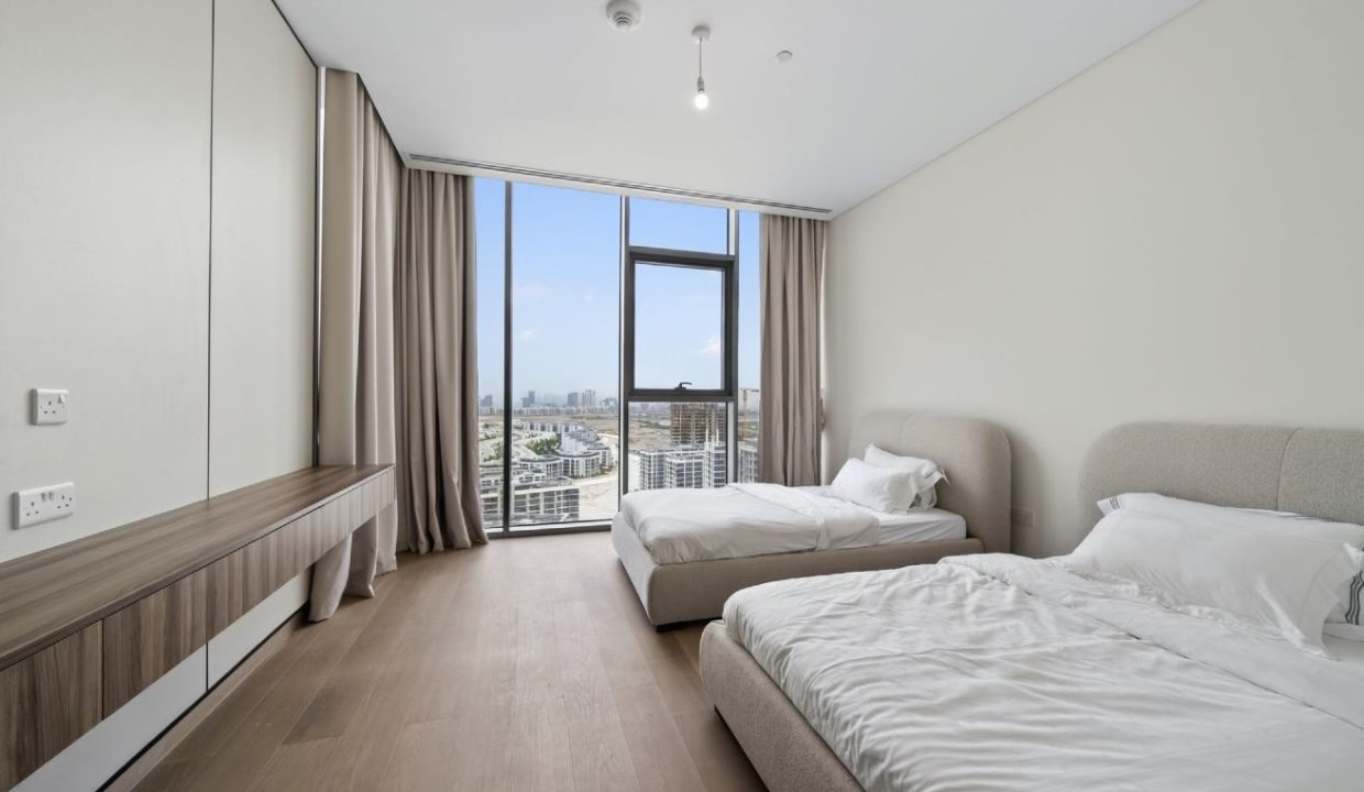 Elegant 4BR Penthouse with Panoramic Lagoon View-4