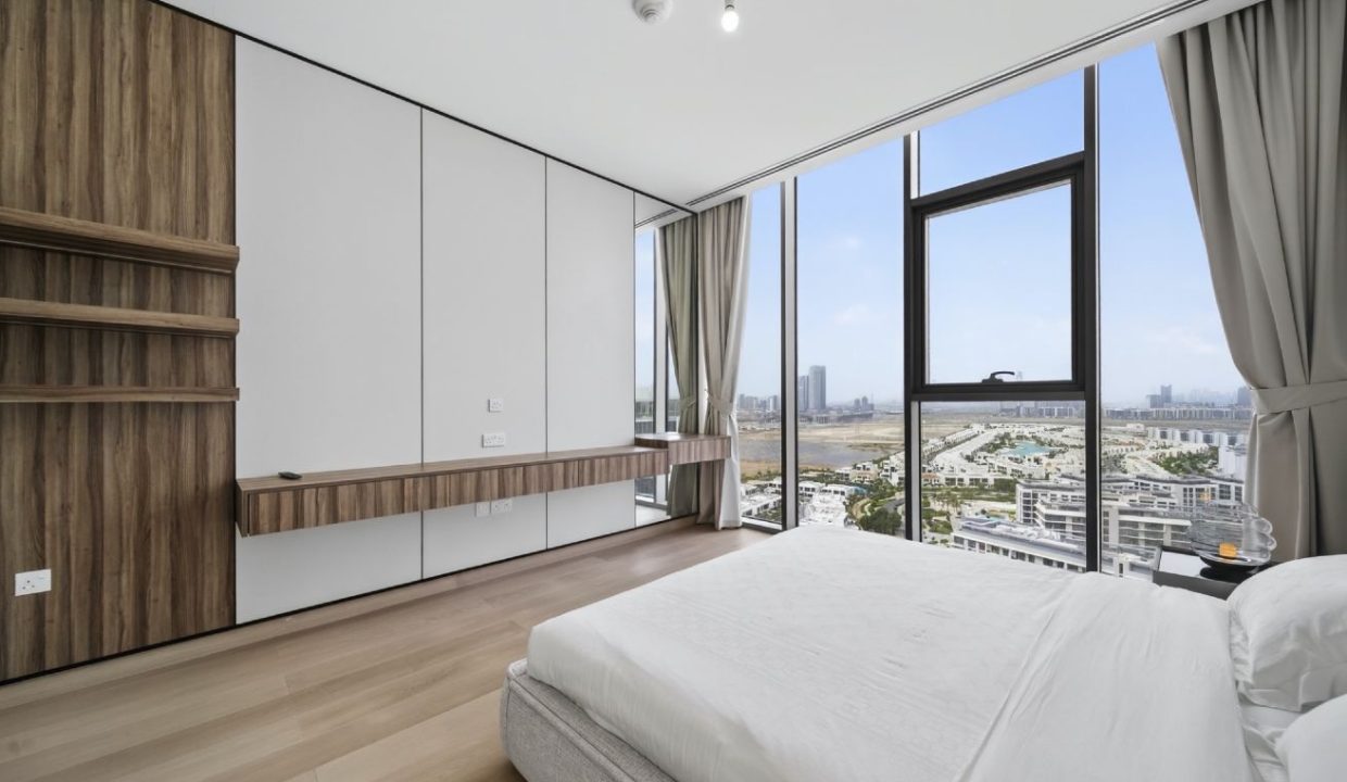 Elegant 4BR Penthouse with Panoramic Lagoon View-7