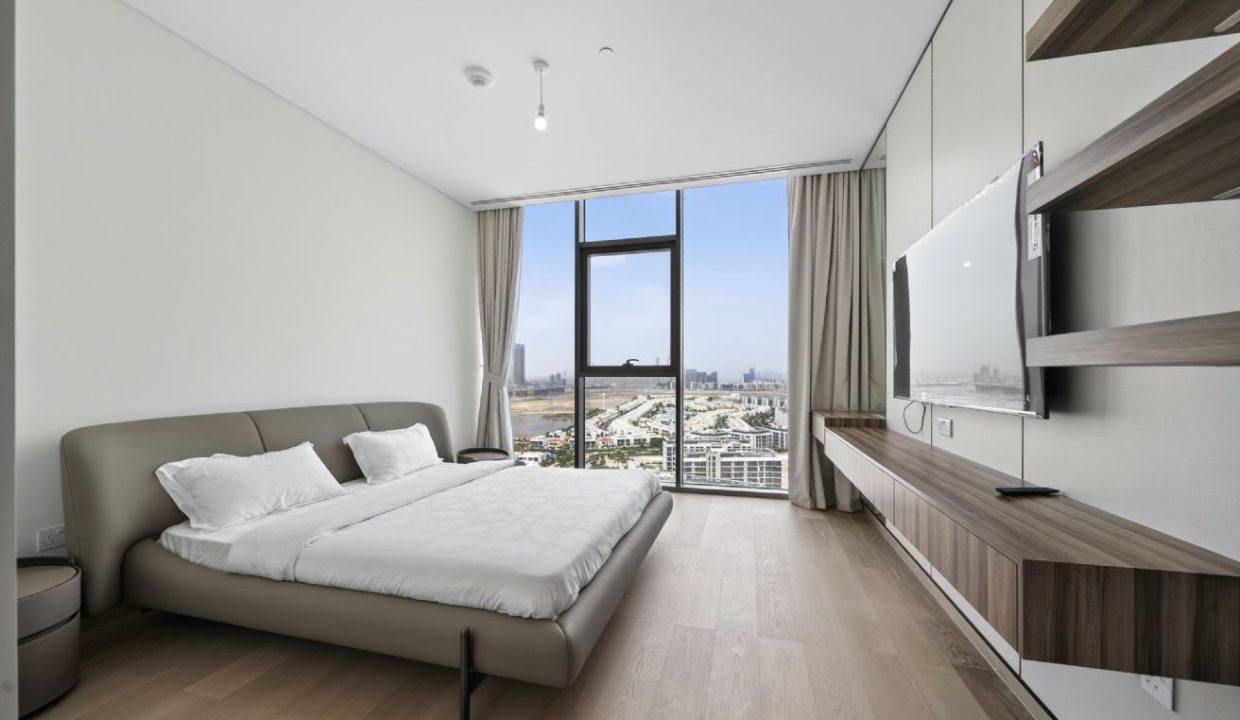 Elegant 4BR Penthouse with Panoramic Lagoon View-8