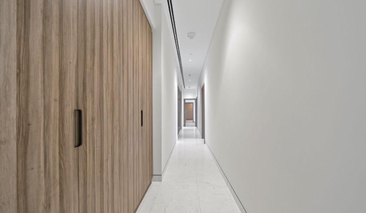 Elegant 4BR Penthouse with Panoramic Lagoon View-10