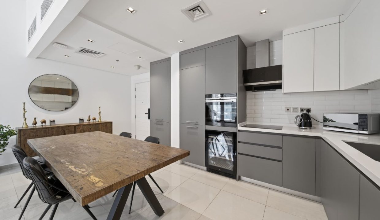 Vacant I Fully Furnished I Upgraded 2 Bed-6