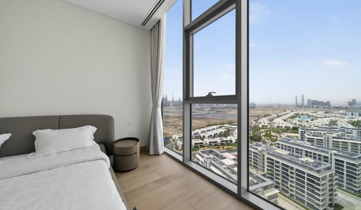 Elegant 4BR Penthouse with Panoramic Lagoon View-11