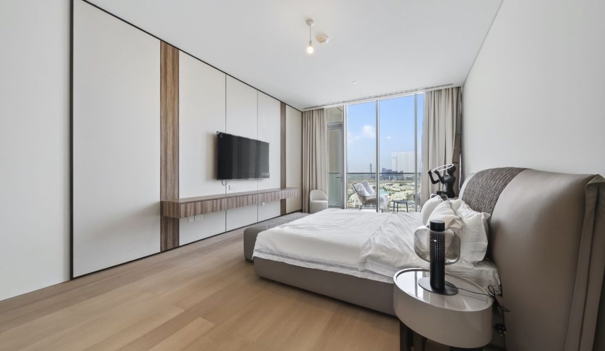 Elegant 4BR Penthouse with Panoramic Lagoon View-1