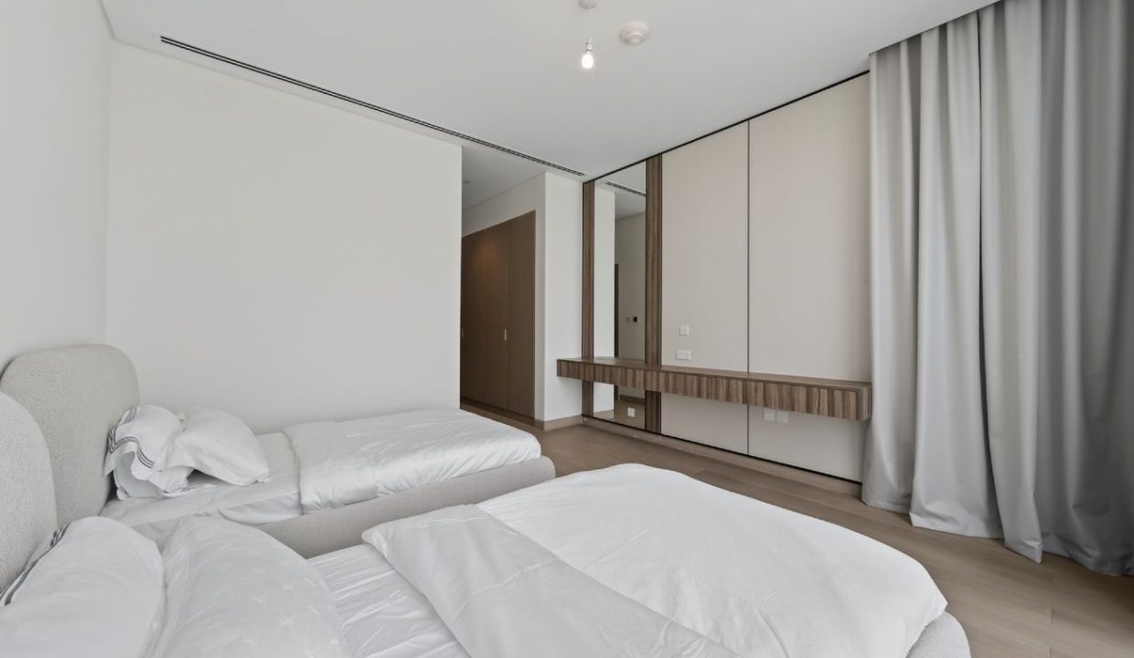 Elegant 4BR Penthouse with Panoramic Lagoon View-7