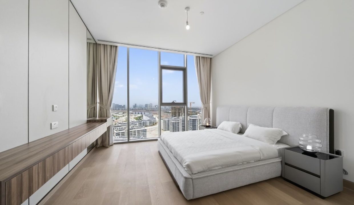 Elegant 4BR Penthouse with Panoramic Lagoon View-8
