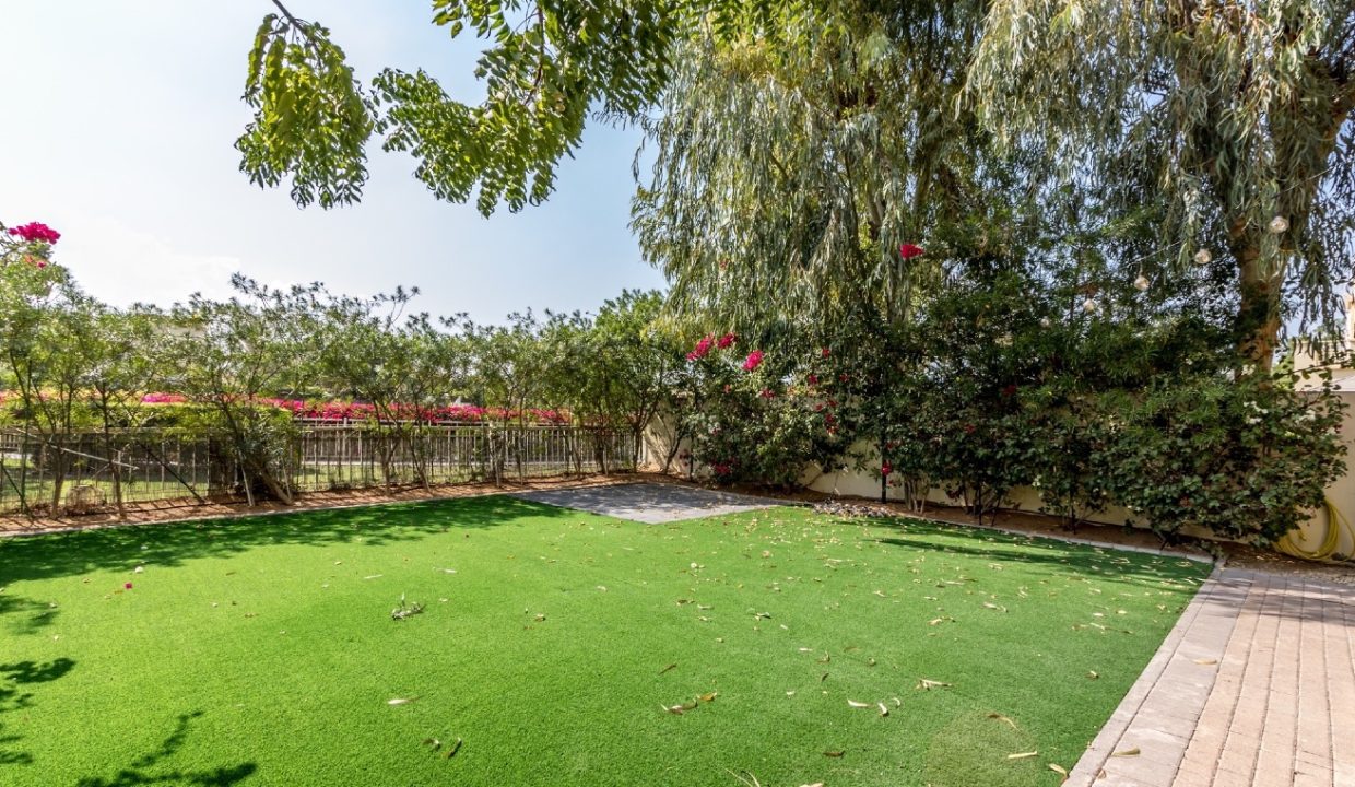 Stunning 3BR + Study Villa | Lake Backing | Spring-2