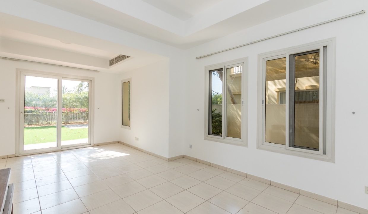 Stunning 3BR + Study Villa | Lake Backing | Spring-11