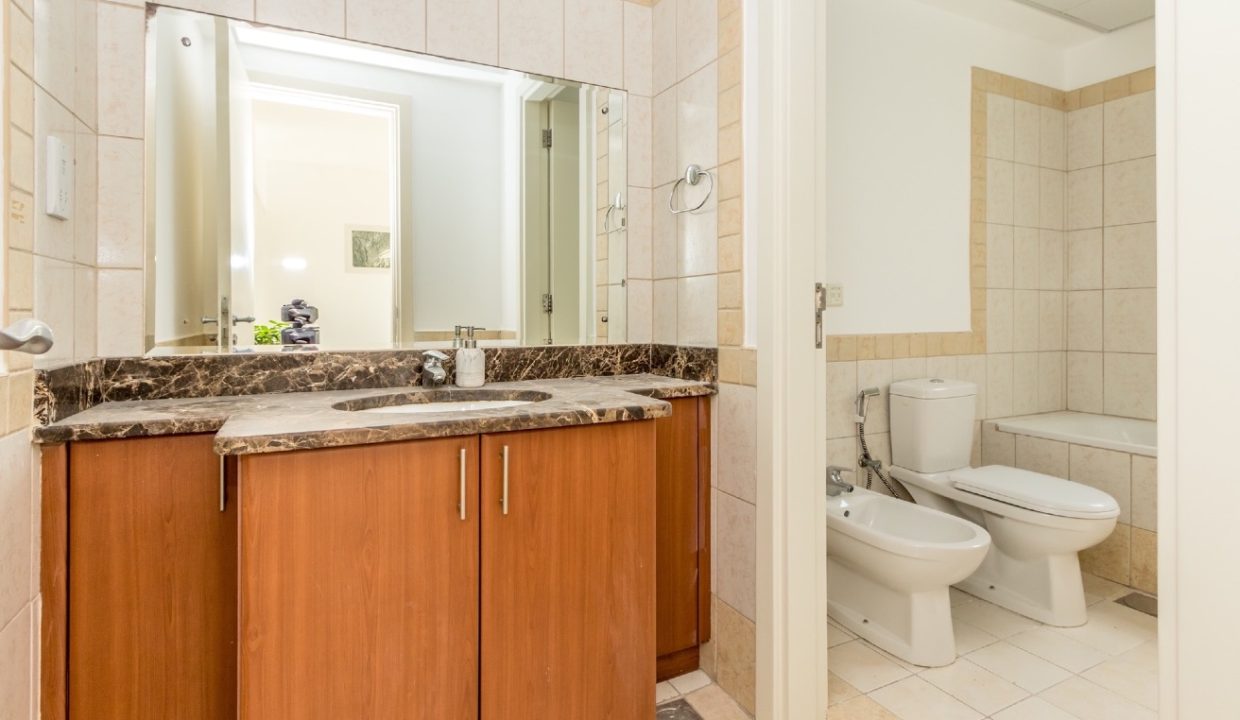 Stunning 3BR + Study Villa | Lake Backing | Spring-15