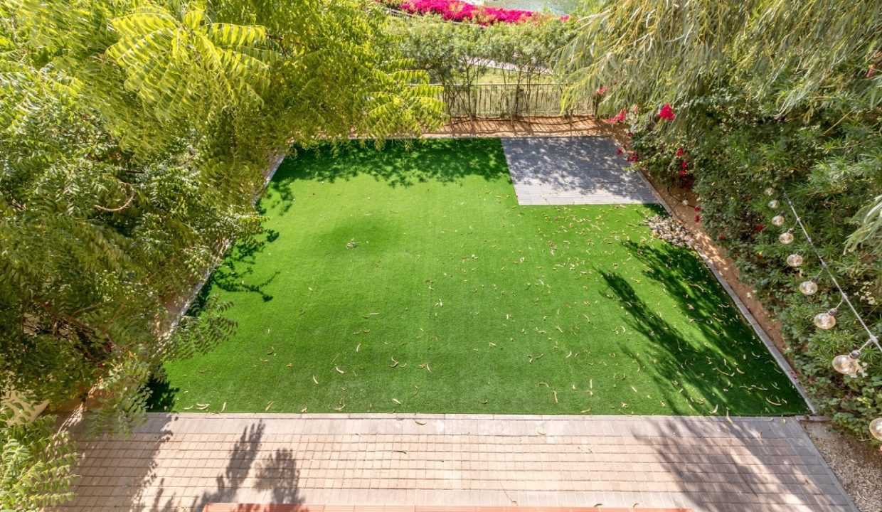 Stunning 3BR + Study Villa | Lake Backing | Spring-17