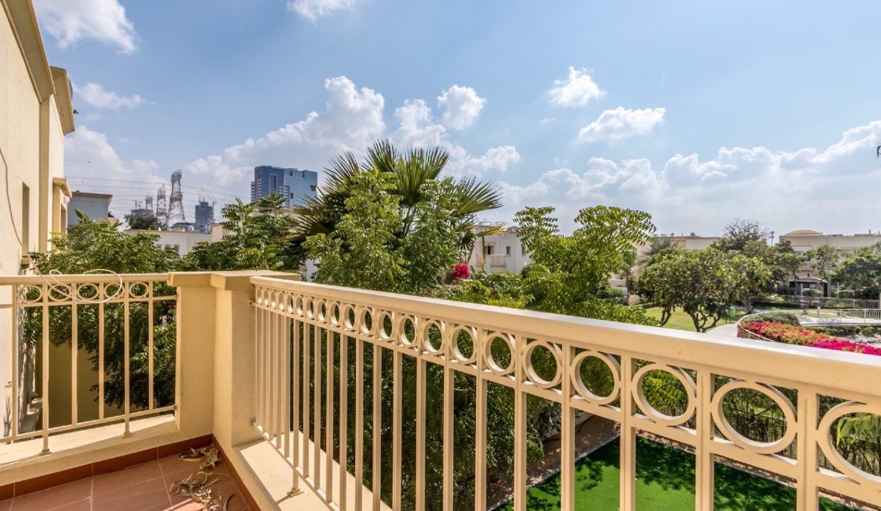 Stunning 3BR + Study Villa | Lake Backing | Spring-18