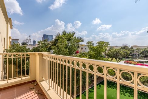 Stunning 3BR + Study Villa | Lake Backing | Spring-18