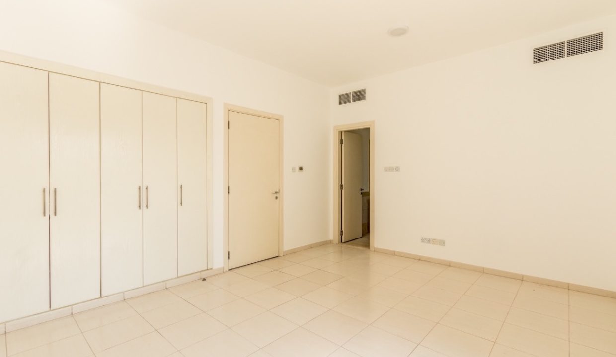 Stunning 3BR + Study Villa | Lake Backing | Spring-3
