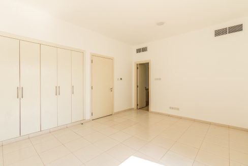 Stunning 3BR + Study Villa | Lake Backing | Spring-3
