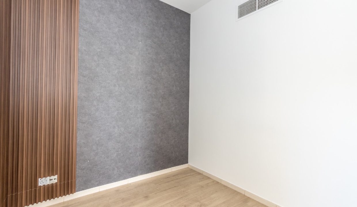 Stunning 3BR + Study Villa | Lake Backing | Spring-21