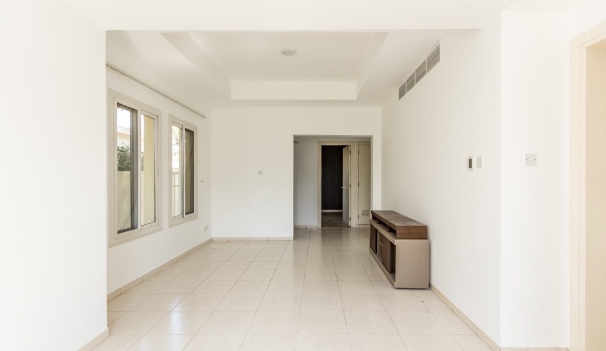 Stunning 3BR + Study Villa | Lake Backing | Spring-22