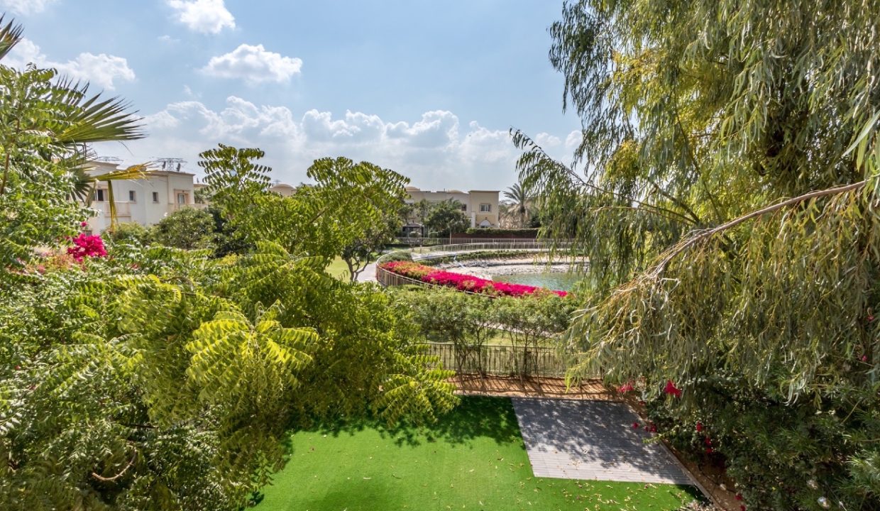 Stunning 3BR + Study Villa | Lake Backing | Spring-23