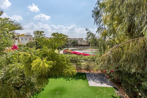 Stunning 3BR + Study Villa | Lake Backing | Spring-23