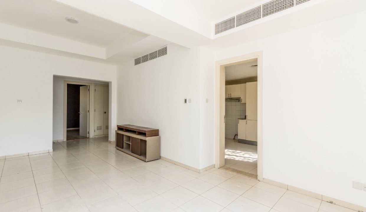 Stunning 3BR + Study Villa | Lake Backing | Spring-24