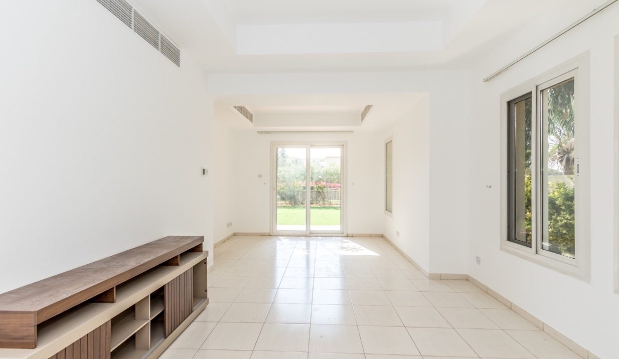 Stunning 3BR + Study Villa | Lake Backing | Spring-25