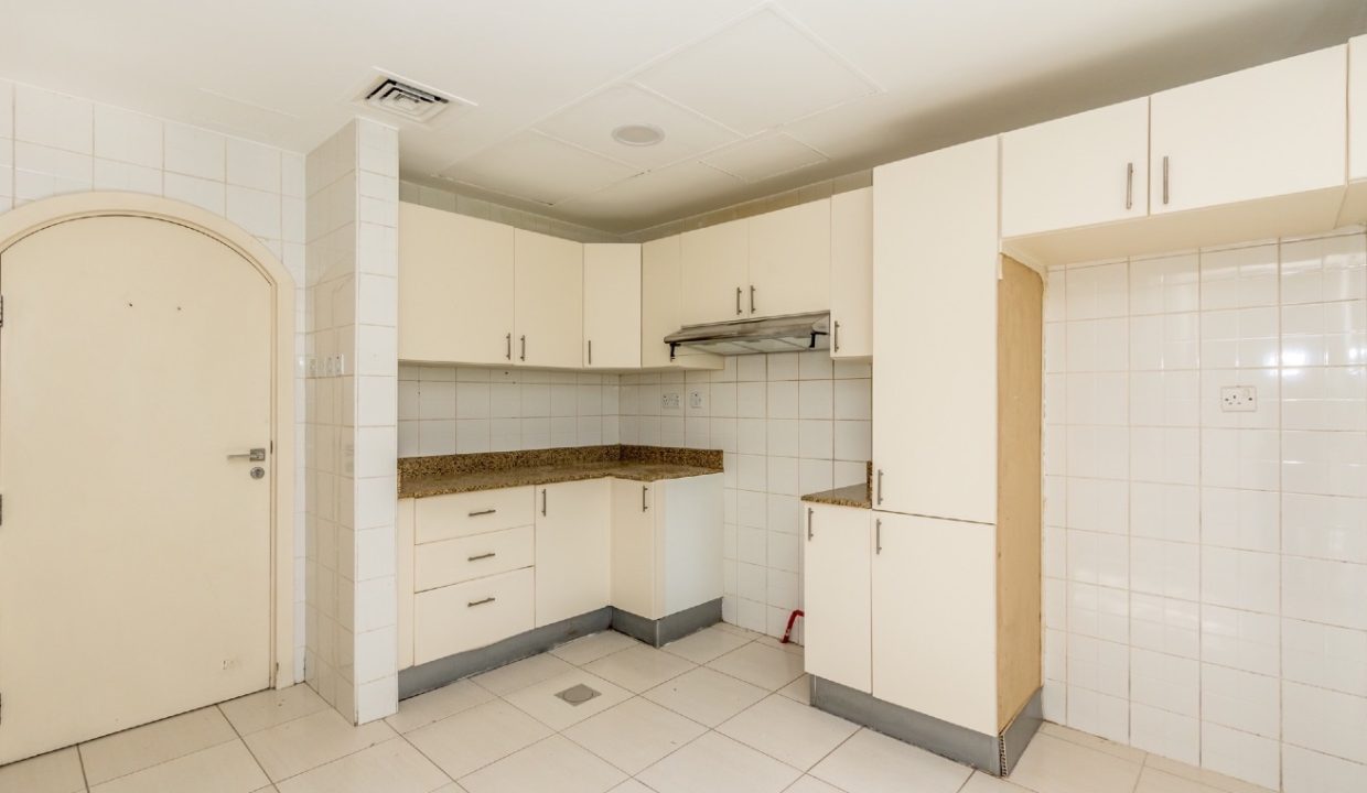 Stunning 3BR + Study Villa | Lake Backing | Spring-27