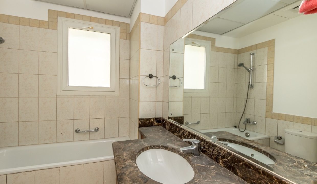 Stunning 3BR + Study Villa | Lake Backing | Spring-28