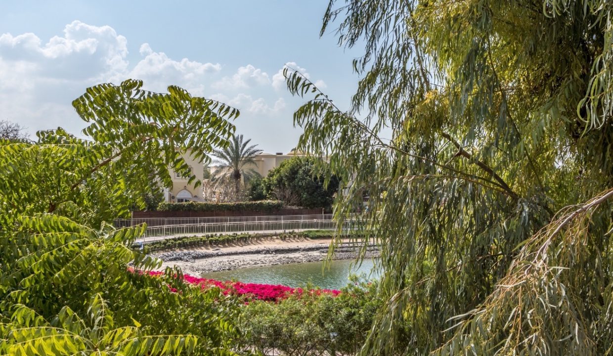 Stunning 3BR + Study Villa | Lake Backing | Spring-30
